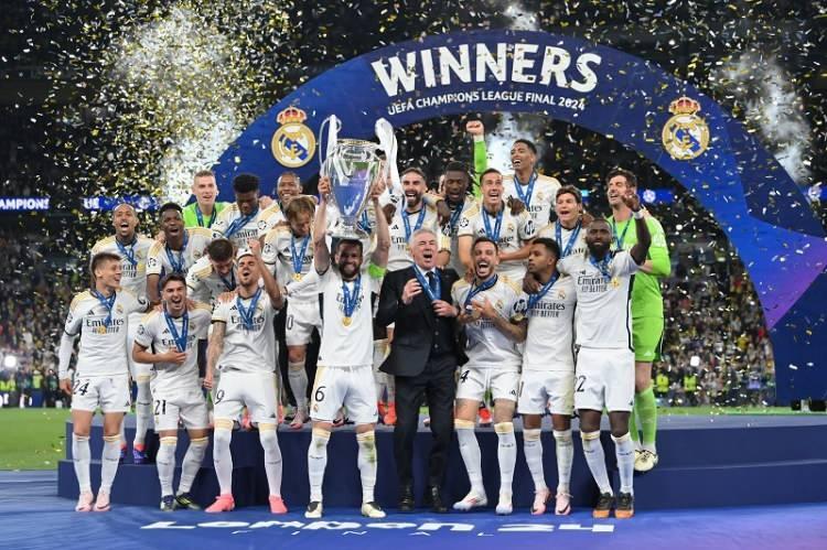 <p>İspanya'nın Real Madrid Kulübü, France Football dergisinin organizasyonunda verilen ve Avrupa futbolunun en prestijli ödülleri olarak bilinen Altın Top (Ballon d'Or) ödül törenini boykot etti.</p>
