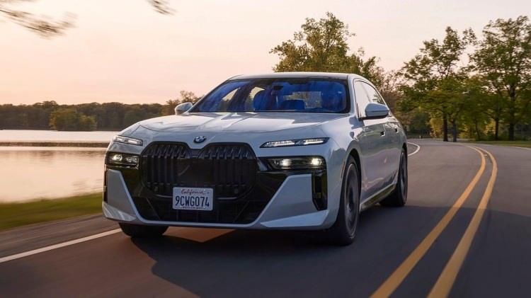 <p><strong>BMW 7 SERİSİ</strong></p>
<p> </p>
<p>Başbakan tarafından kullanılır, zırh kaplaması, kurşun geçirmez camı ve güvenli navigasyonu vardır.</p>