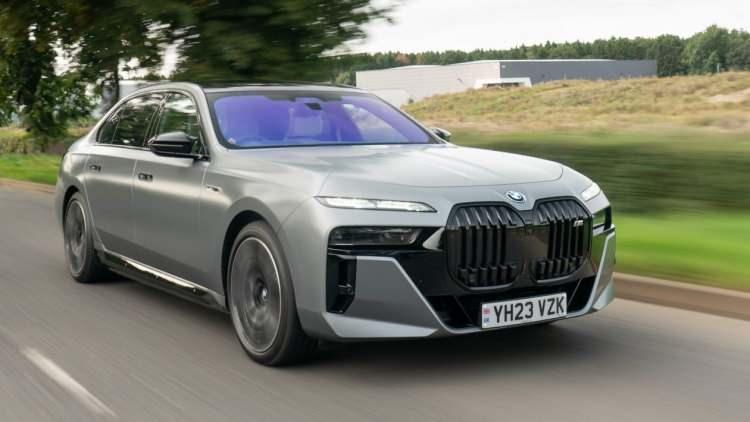 <p><strong>BMW 7 SERİSİ</strong></p>
<p> </p>
<p>Başkan tarafından kullanılan güvenli iletişim özellikleri ile zırhlı koruma sağlar.</p>