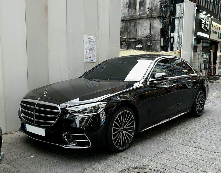 <p><strong>MERCEDES-BENZ S600</strong></p>
<p> </p>
<p>İsviçre Cumhurbaşkanı tarafından kullanılan bu araçta kurşun geçirmez cam, patlak lastikler ve güvenli bir iletişim sistemi bulunmaktadır.</p>