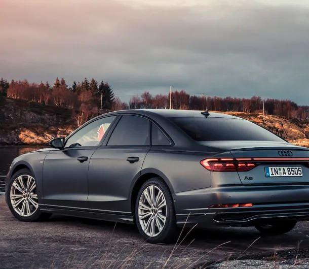 <p><strong>AUDİ A8</strong></p>
<p> </p>
<p>Hollanda hükümdarı tarafından kullanılan bu araç zırhlı bir gövdeye, kurşun geçirmez camlara ve sofistike navigasyon ve güvenlik sistemlerine sahiptir.</p>