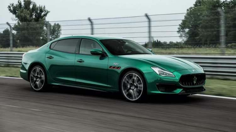 <p><strong>MASERATI QUATTROPORTE</strong></p>
<p> </p>
<p>İtalyan Cumhurbaşkanı'nın aracında zırh kaplaması, kurşun geçirmez cam ve lüks iç donanım bulunmakta olup, stil ile güvenliği harmanlamaktadır.</p>