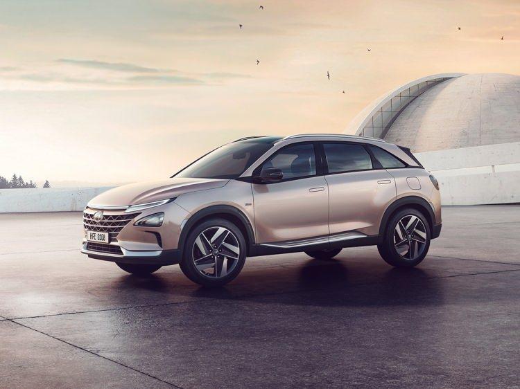 <p><strong>HYUNDAI NEXO</strong></p>

<p> </p>

<p>Başkan Suk Yoenn'in hidrojenle çalışan aracı kurşun geçirmez cam, zırh kaplaması ve gelişmiş çevresel özellikler içeriyor.</p>
