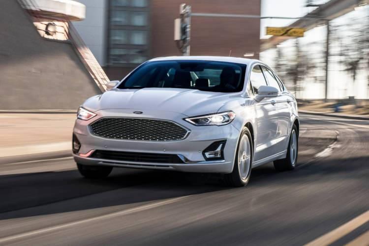 <p><strong>FORD FUSION HYBRID</strong></p>

<p> </p>

<p>Brezilya Devlet Başkanı tarafından kullanılan bu araç zırhlı, çevre dostu, GPS izleme ve kurşun geçirmez koruma özelliklerine sahip.</p>
