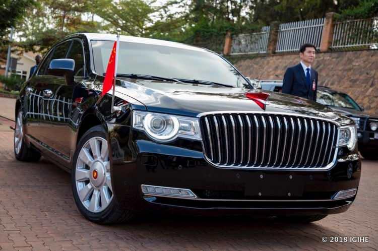 <p><strong>HONGQI N501</strong></p>

<p> </p>

<p>Xi Jinping tarafından kullanılan lüks araç kurşun geçirmez, güvenli aramalar için bir iletişim sistemine ve güçlendirilmiş bir şasiye sahip.</p>
