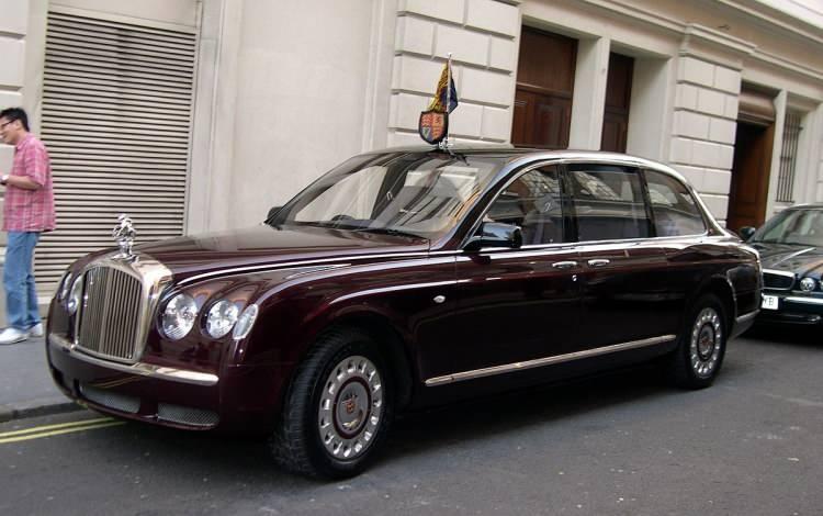 <p><strong>BENTLEY STATE LIMOUSINE</strong></p>

<p> </p>

<p>Kraliçe Elizabeth II için özel olarak tasarlanan araç, görünürlük için daha yüksek bir tavana ve zırhlı kaplama ve bombaya dayanıklı özellikler de dahil olmak üzere gelişmiş güvenliğe sahiptir.</p>

