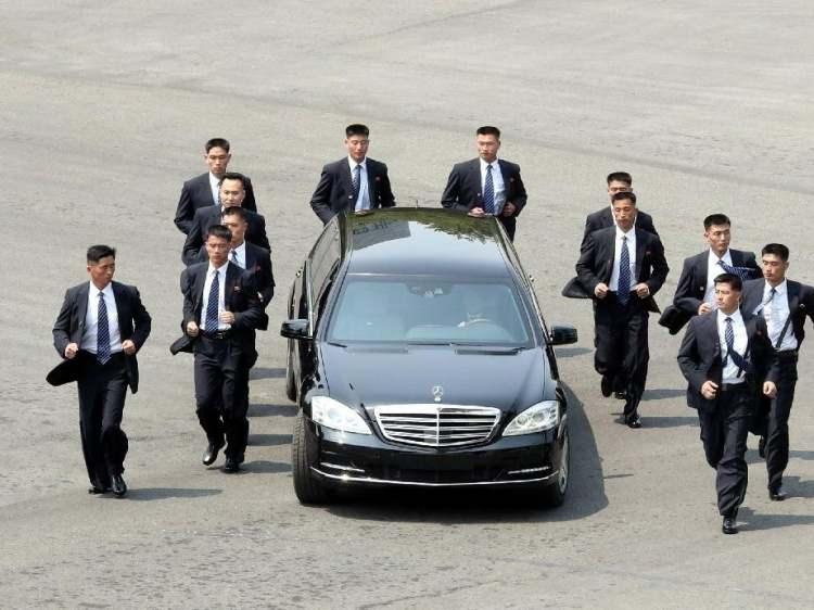 <p><strong>MERCEDES-MAYBACH S600 PULLMAN GUARD</strong></p>

<p> </p>

<p>Bir çok üst düzey bürokratın gibi Kuzey Kore lideri Kim Jong Un da Mercedes ürün gamının en tepesinde yer alan S600 Pullman Guard ve Maybach 62 otomobillere sahip. </p>

<p> </p>

<p>Kuzey Kore ile ticari bir ilişkisi bulunmayan şirket, Kuzey Kore liderinin sahip olduğu S600 Pullman Guard ve Maybach S62 lümuzin modellerinin ülkeye nasıl gittiğinden haberdar olmadığını açıkladı.</p>
