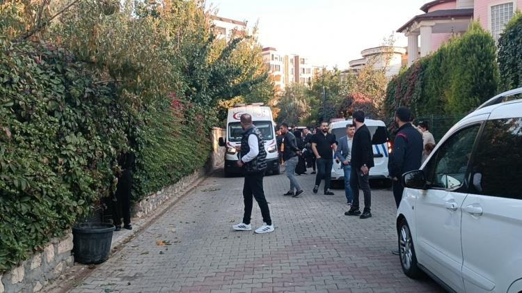 <p>Sabah saatlerinde adrese intikal eden polis, ailenin yaşadığı evde korkunç manzarayla karşılaştı.</p>
<p> </p>