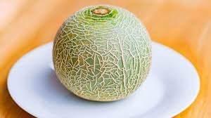 <p>Japonya’nın Yubari bölgesinde yetişen bu kavun, ipeksi dokusu ve yüksek şeker oranıyla bir lezzet efsanesine dönüşmüştür. Yıllık hasadı sınırlı sayıda olduğu için her yıl müzayedelerde yüksek fiyatlara satılan bu kavun, gurmelerin tercih ettiği bir lezzettir.</p>

<p> </p>
