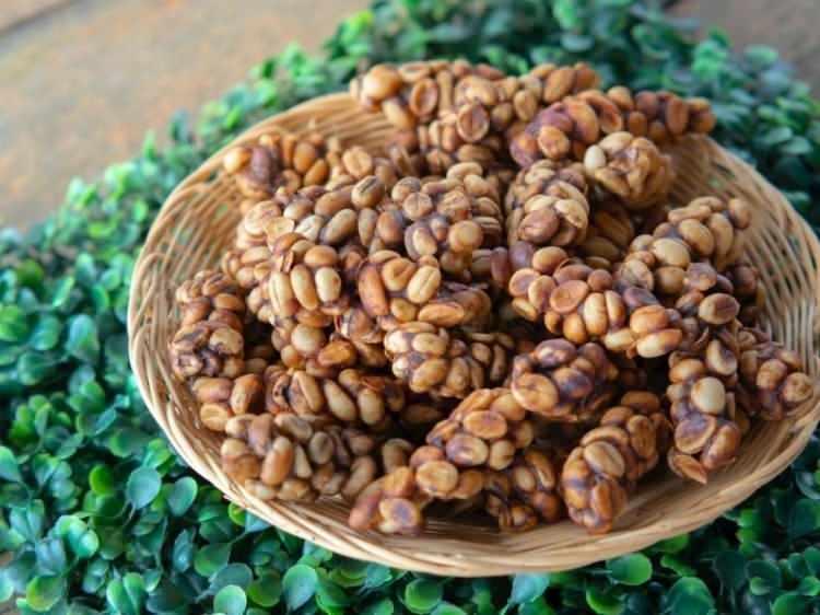 <p>Bu kahve &ccedil;ekirdeğinin lezzeti, Endonezya&rsquo;nın vahşi doğasındaki luwak isimli bir hayvanın sindirim sisteminde başlayan bir yolculuktan ge&ccedil;erek şekillenir. Kopi Luwak kahvesi, sınırlı bulunabilirliği ve &uuml;retim s&uuml;recinin zahmeti nedeniyle nadir bulunan kahve t&uuml;rleri arasında başı &ccedil;ekiyor.</p>

<p>&nbsp;</p>
