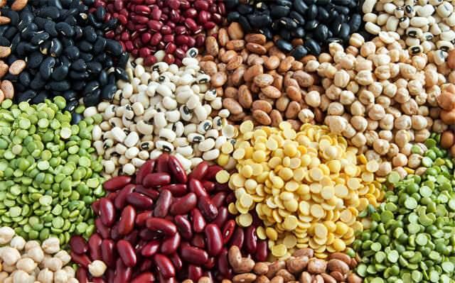 <p>Nohut, mercimek ve fasulye gibi baklagiller, çinko zengini besinlerdendir. Örneğin, 100 gram pişmiş mercimek, erkeklerin günlük çinko ihtiyacının <strong>%12’sini</strong>, kadınların ise <strong>%16’sını</strong> karşılar.</p>