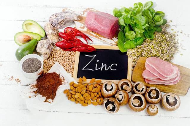 <p>Çinko, sağlığımız için kritik bir mineral olup, günlük hayatta sıklıkla tüketebileceğiniz birçok çinko zengini besin kaynağının bulunmaktadır. Dengeli bir beslenme ile bu süper besinleri tüketerek çinko alımınızı artırabilir, bağışıklığınızı güçlendirebilir ve genel sağlığınızı koruyabilirsiniz!</p>