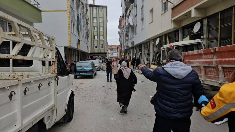 <p>Çorum'da beş katlı binada patlama oldu, ilk belirlemelere göre 1 kişi hayatını kaybetti, yaralıların olduğu bildirildi.</p>
