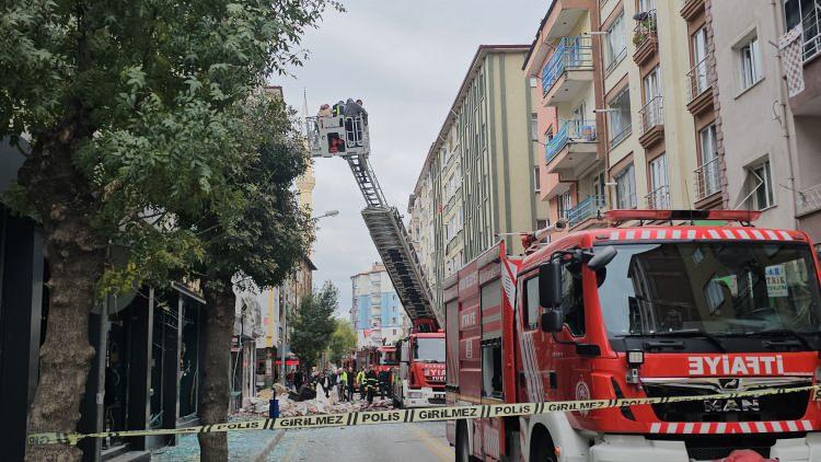 <p>Patlamanın ardından bölgeye çok sayıda itfaiye, sağlık ve polis ekibi sevk edildi.</p>
