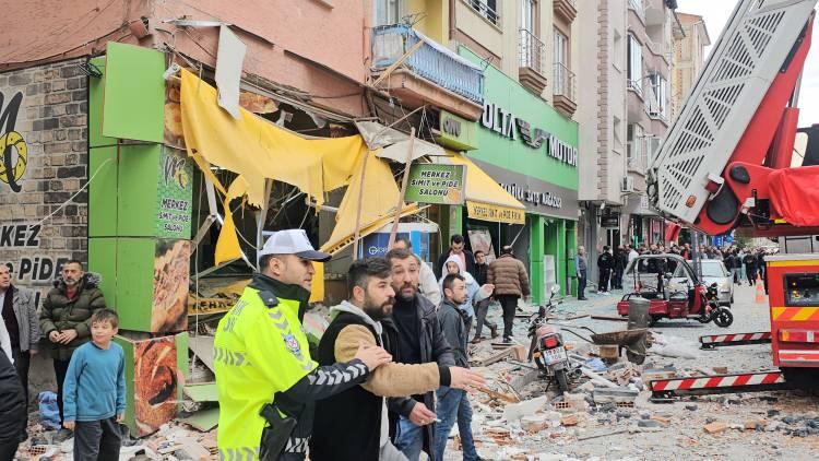 <p>Patlama nedeniyle çok sayıda ev, iş yeri ve araç zarar gördü.</p>
