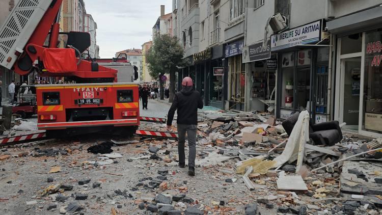 <p>Vali Ali Çalgan, AA muhabirine yaptığı açıklamada, ilk belirlemelere göre, 5 katlı binanın üçüncü katında doğal gaz patlaması meydana geldiğini söyledi.</p>
