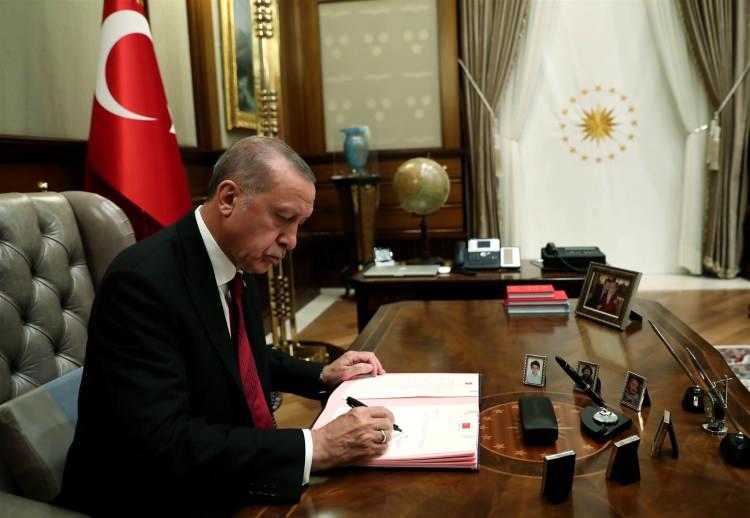<p>Cumhurbaşkanı Recep Tayyip Erdoğan'ın imzasıyla yayımlanan 3 Kasım Resmi Gazete kararlarına 121 yeni kaymakam ataması ger&ccedil;ekleştirildi.</p>

<p>Aile ve Sosyal Hizmetler Bakanlığı Kayseri İl M&uuml;d&uuml;r&uuml; Mustafa Yıldırım da g&ouml;revden alındı.</p>
