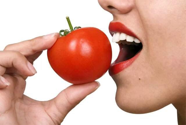<p>Aç karnına domates tüketmek de bu durumu daha da kötüleştirebilir.</p>