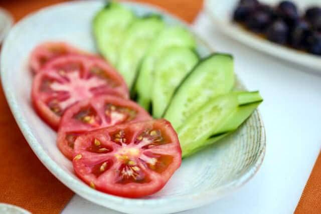 <p>Bir başka sorun ise, domates ve salatalığı aynı anda yemek durumunda <strong>besin emiliminin</strong> etkilenmesidir.</p>
