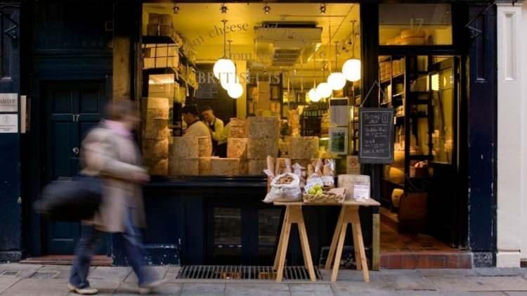 <p>Lockwood, şirketin 21 Ekim'de dolandırıldıklarından emin olduklarında, Londra'da polise gittiğini söyledi. Londra Metropolitan Polisi, Neal's Yard'ın bir deposunun bulunduğu İngiliz başkentinin güneydoğu kesimindeki Southwark'taki bir şirketten “büyük miktarda peynirin çalındığına” dair bir ihbar aldığını doğruladı.</p>

<p> </p>
