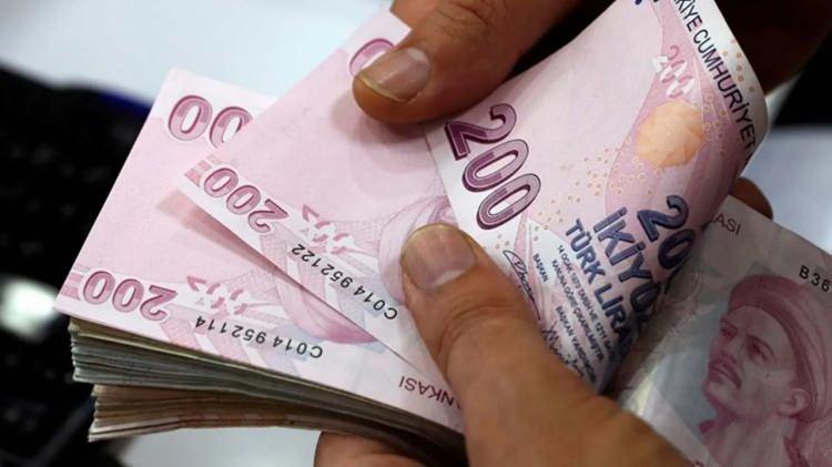 <p>Ekonomim'in haberine göre, emekli maaşını belirleyen en önemli unsur, çalışırken SGK’ya ödenen primlerdir. Yani SGK’ya bildirilen prime esas kazanç, yani brüt maaşınız, ileride alacağınız emekli maaşının temelini oluşturur. Bunun yanı sıra, çalışılan toplam gün sayısı ve bu günlerin hangi dönemlere denk geldiği de emekli maaşını etkiler.</p>