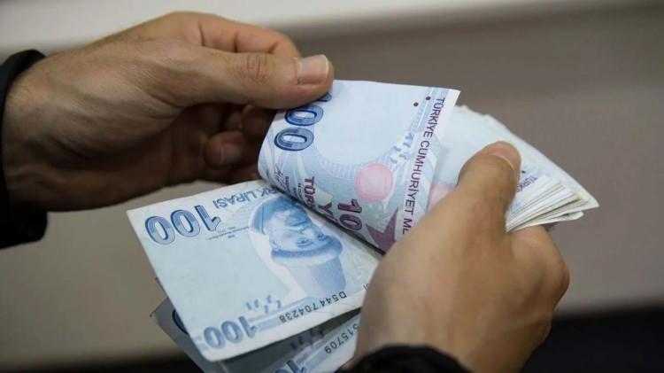<p>Emekli maaşı hesaplanırken üç dönem (2000 öncesi, 2000-2008 arası ve 2008 sonrası) göz önünde bulunduruluyor ve her dönemde farklı aylık bağlama oranları uygulanıyor. Bu durumda, özellikle 2000 yılı öncesinde çalışması daha fazla olan ve yüksek prim ödeyenler avantajlı duruma geliyor. Hesaplanan emekli maaşı, dilekçenin verildiği yıla göre güncelleme katsayısına göre yeniden belirleniyor.</p>
<p> </p>
