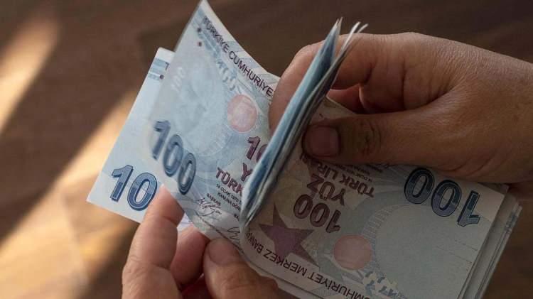 <p><strong>2024 YILI NEDEN AVANTAJLI?</strong></p>
<p> </p>
<p>Çalışanlar açısından bakıldığında 2024 yılı ile 2025 yılı arasında emekli maaşı hesaplamaları farklılık gösteriyor. Maaş hesaplama formüllerine göre bir önceki yılın enflasyon ve büyüme rakamları ele alındığı için bu yıl dilekçe verenler için 2023 yılı dikkate alınırken gelecek yıl dilekçe verenler için 2024 yılı dikkate alınacak. Bakıldığında 2023 yılı enflasyonun 2024 yılı enflasyonundan yüksek olduğu ve büyüme farkının da bulunduğu görülüyor.</p>
<p> </p>