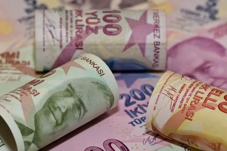 <p>Bu oranlar, Orta Vadeli Program’ın yıl sonu enflasyon tahminlerine dayanıyor. 2024 yılı için öngörülen enflasyon ve büyüme oranlarının 2023’e kıyasla daha düşük olması beklendiğinden, 2024 yılında emeklilik dilekçesi vermek, 2025’e göre daha yüksek bir maaş bağlanması anlamına geliyor.</p>
<p> </p>