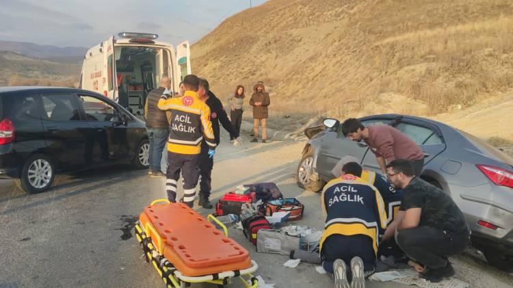 <p>Erzurum'un Aşkale il&ccedil;esinde meydana gelen trafik kazasında 2 kişi hayatını kaybetti, 3 kişi de ağır yaralandı.</p>
