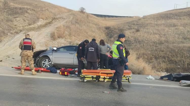 <p>Kazada 2 kişi de ağır şekilde yaralandı. Durumu ağır olan 9 yaşlarındaki &ccedil;ocuk ambulansla Aşkale Devlet Hastanesi'ne kaldırılırken, otomobilde sıkışan s&uuml;r&uuml;c&uuml; ve bir yolcu da ambulans helikopterle Erzurum&rsquo;a sevk edildi.</p>
