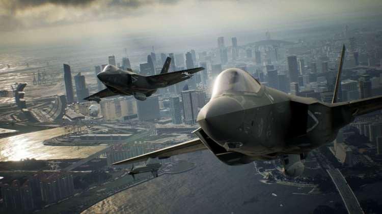 <p>İkinci sırada Amerikan F-35 Lightning II var. Delta kanatlı bu savaş uçağı, yüksek durumsal farkındalık ve<strong> hem kara hem de gemi tabanlı operasyon yetenekleri ile öne çıkıyor.</strong></p>
