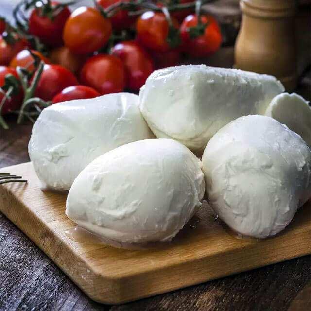 <p>İyi haber şu ki, sadece birkaç malzeme ile evde <strong>mozzarella peynirini</strong> hazırlamak mümkün. İşte, evde mozzarella peyniri yapımı için gerekli malzemeler ve adım adım tarifi:</p>