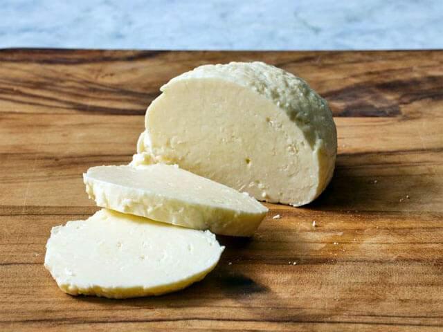 <p><strong>EVDE MOZZARELLA PEYNİRİ NASIL YAPILIR?</strong></p>