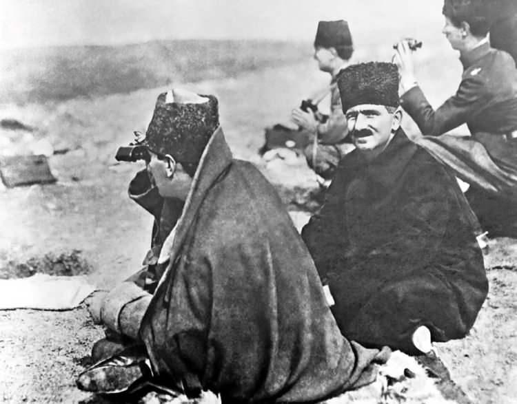 <p>Mustafa Kemal (solda), Sakarya Savaşını idare ederken, Duatepe'de. Yaver Salih Bozok (sağda). (Arşiv-10.09.1921)</p>
