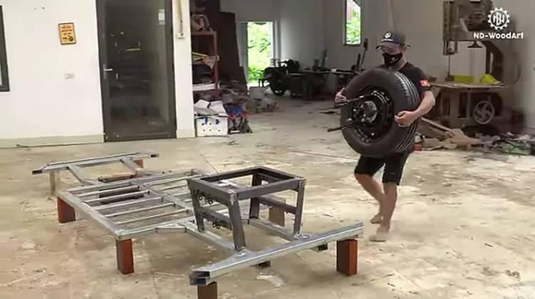 <p><strong>Youtube'da bir kullanıcı tarafından eşi için özel olarak hazırlanan sürpriz herkesi şaşkına uğrattı. Youtube'da ürettiği ahşap arabalar ile tanınan adamın bu videosu milyonlarca kişi tarafından izlendi. İşte an be an o anlar...</strong></p>