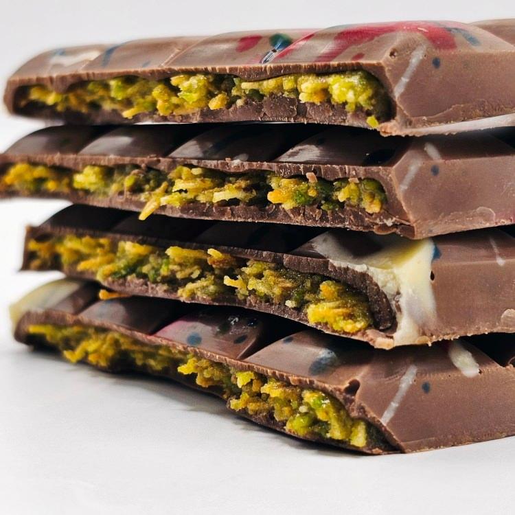 <p>200 gramlık çikolata tabletlerinin her biri 20 dolara satılıyor. Çikolataları sadece BAE'deki Deliveroo uygulaması üzerinden belirli saatlerde siparişe açılıyor.</p>
<p> </p>
