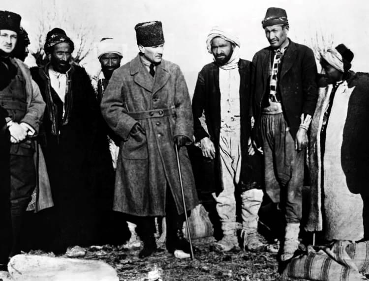 <p>Mustafa Kemal (ortada kalpaklı), Ankara Gölbaşı'nda, cepheye yiyecek götüren devecilerle sohbet ederken. (Arşiv-06.03.1921)</p>
