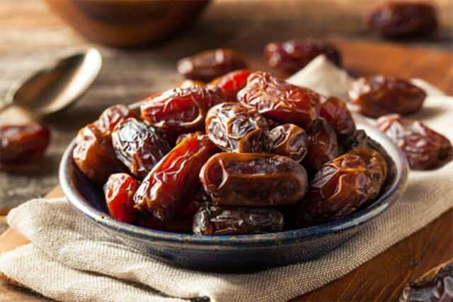 <p><strong>Bir bardak suya 4 adet hurma</strong> ekleyip üzerini bir çay tabağı ile kapatarak <strong>sadece 1 saat</strong> bekletmek, hurmanın besin değerlerini artırmak için yeterlidir.</p>