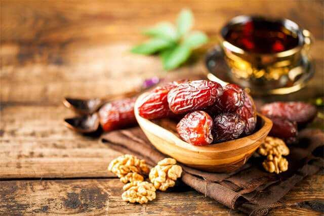 <p><strong>Kemik Sağlığına Katkı:</strong> Kalsiyum, magnezyum ve fosfor gibi mineraller içeren hurma, kemiklerin güçlenmesine yardımcı olur ve <strong>kemik erimesi</strong> riskini azaltabilir.</p>