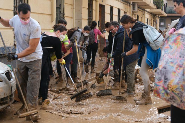 <p>Başbakan Pedro Sanchez, sel felaketinden dolayı oluşturulan Kriz Masası'nda düzenlenen toplantıdan sonra yaptığı açıklamada, 208'i Valensiya, 3'ü Kastilya-La Mancha olmak üzere 211 kişinin yaşamını yitirdiğini açıkladı.</p>
<p> </p>