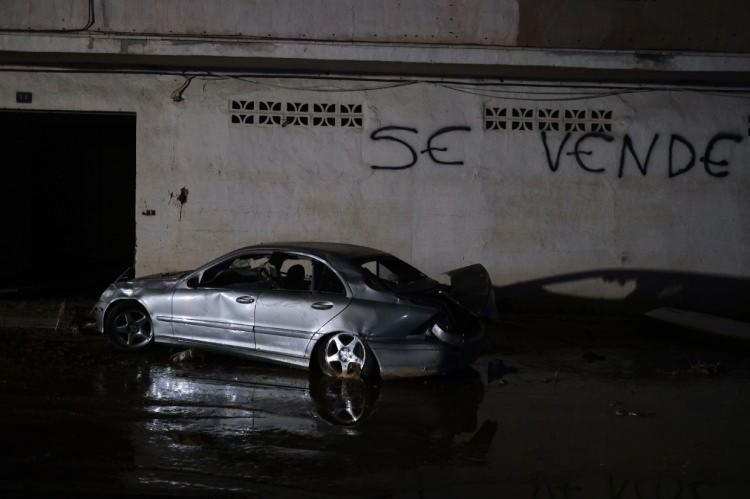 <p>Halen çok sayıda kayıp olduğunu, önceliğin arama ve kurtarma çalışmalara verileceğini vurgulayan Sanchez, bölgede şu anda 2 bin 500 asker olmasına rağmen 5 bin asker ve 5 bin jandarma ve polis olmak üzere 10 bin güvenlik görevlisinin daha Valensiya'ya gönderilmesi kararı aldıklarını duyurdu.</p>

<p> </p>
