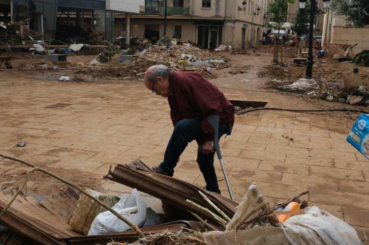 <p>Valensiya'da mevcut durumda polis, itfaiye, asker ve sivil yardım kuruluşundan toplam 17 bin 500 kişi arama, kurtarma ve temizlik çalışmalarına katılıyor.</p>
<p> </p>