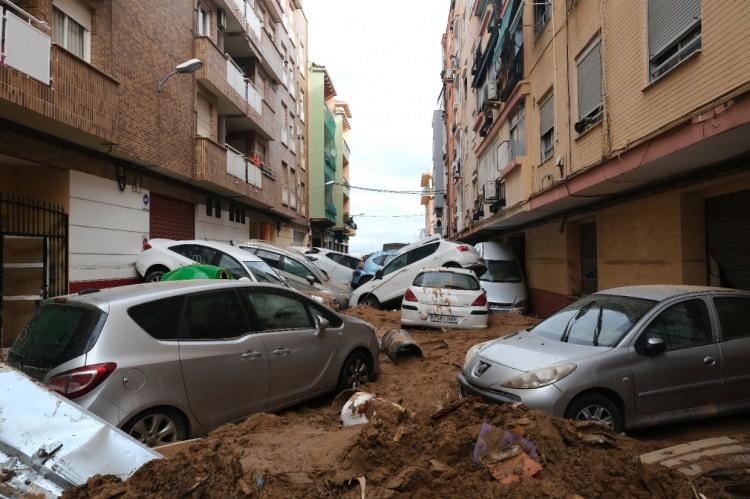 <p>Ayrıca Valensiya'da felaketten etkilenmeyen yerlerdeki halk büyük bir dayanışma örneği gösterdi.</p>
<p> </p>