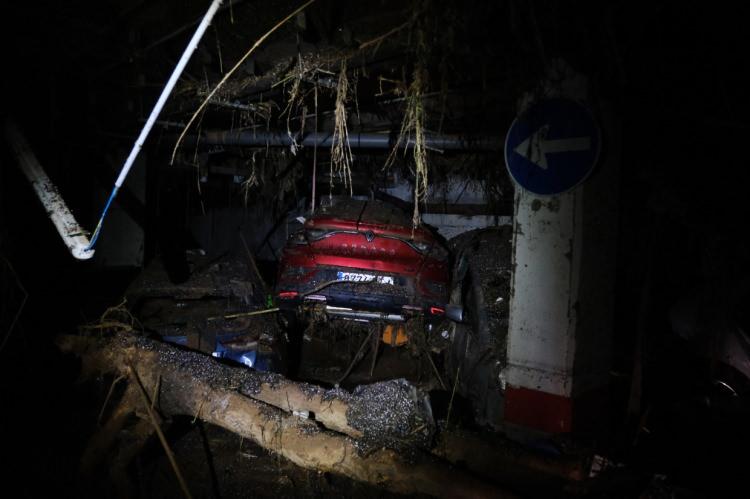 <p>Bu arada, Valensiya özerk hükümeti yetkilileri, mevcut durumda bölgenin yüzde 94'üne elektrik verildiğini ancak su, gıda ve doğal gaz sorununun sürdüğünü kaydetti.</p>
<p>Sel sularının sürükleyip sokaklara, garajlara ve otoyollara yığdığı 100 binden fazla aracın zarar gördüğü Valensiya'da tüm bu araçların kaldırılmasının bir iki ay sürmesi bekleniyor.</p>