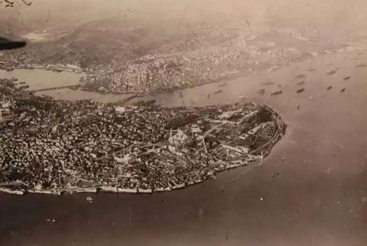 <p><span style="color:#B22222"><strong>Alibeyköy</strong></span></p>
<p><strong>Alibeyköy semti, adını Karesi Beyliği Emiri Gazi Evrenos Bey'in oğlu Ali Bey'den almıştır. Orhan Bey döneminde Osmanlı'ya bağlanan bölge Rumeli fetihlerinde önemli rol üstlenmiştir.</strong></p>