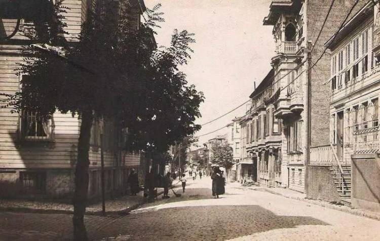 <p><span style="color:#B22222"><strong>Bakırköy</strong></span></p>
<p><strong>Bakırköy'ün adı Bizans döneminde "yedinci" anlamına gelen "Hebdomon" ile anıldı. Onlara göre bu isim dünyanın "0" noktası olarak kabul edilen milyon taşına denk geliyordu. Bölge, Osmanlı döneminde "Makri Köy" adlandırıldı.</strong></p>