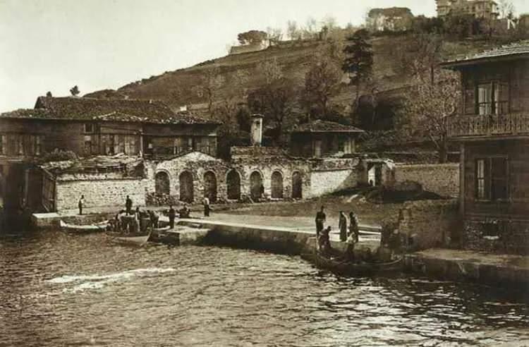 <p><span style="color:#B22222"><strong>Çengelköy</strong></span></p>
<p><strong>Semtin ilk ismi, birinci köy anlamına gelen "Protos Diskos"tur. Evliya Çelebi, günlüklerinde bölgeyi şimdiki ismiyle yazmıştır.</strong></p>