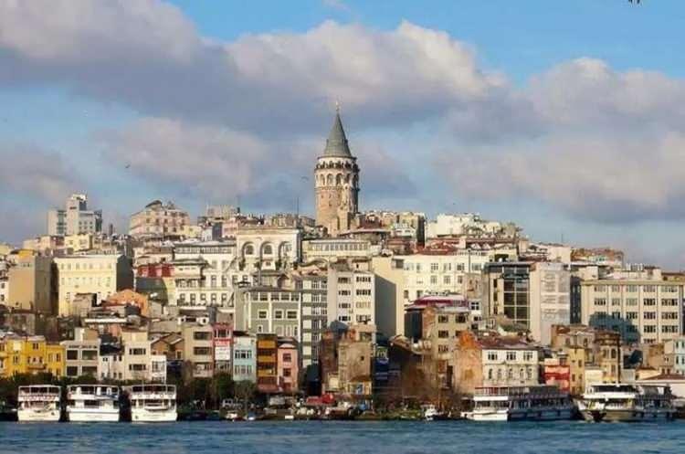<p><span style="color:#B22222"><strong>Karaköy</strong></span></p>
<p><strong>Semtin en eski adı "Karayköy"dü. Bölgedeki ilk yerleşim yerleri Fatih Sultan Mehmed döneminde gerçekleşti.</strong></p>