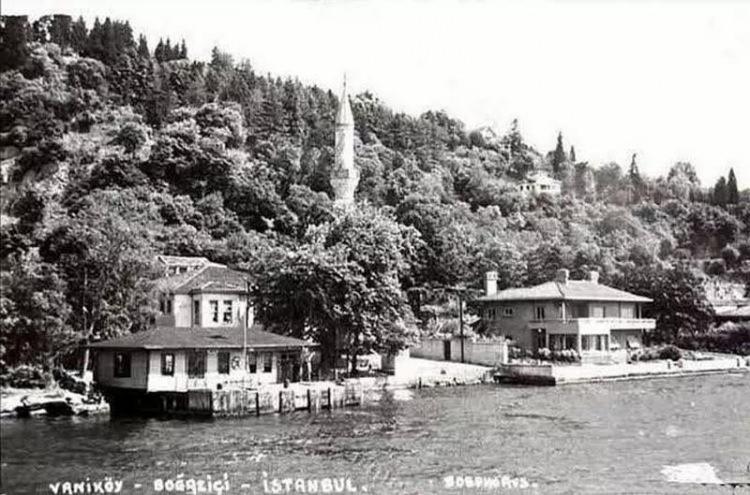 <p><span style="color:#B22222"><strong>Vaniköy</strong></span></p>
<p><strong>Bizans zamanında "Nikapolis" (Güzel kent) denilen Vaniköy, şimdiki adını 17. yüzyılda yaşayan bir Müslüman âlimden almıştır.</strong></p>