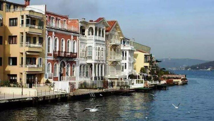 <p><span style="color:#B22222"><strong>Yeniköy</strong></span></p>
<p><strong>Fetihten sonra buraya ilk gelenler Romanya'nın Geni bölgesinden Ulah aileleri ve daha sonra Rumlar olmuştur. Bu sebeple "Geniköy" denen yer, I. Süleyman'ın buyruğuyla "Yeniköy" adını almıştır.</strong></p>